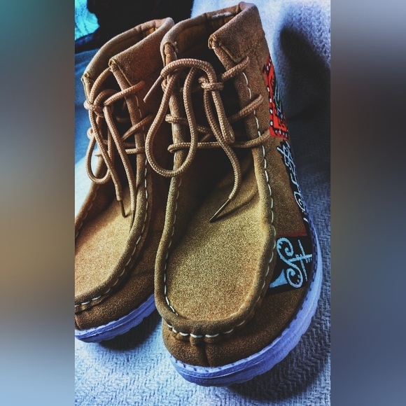 Shoes - Picture 3 of 7